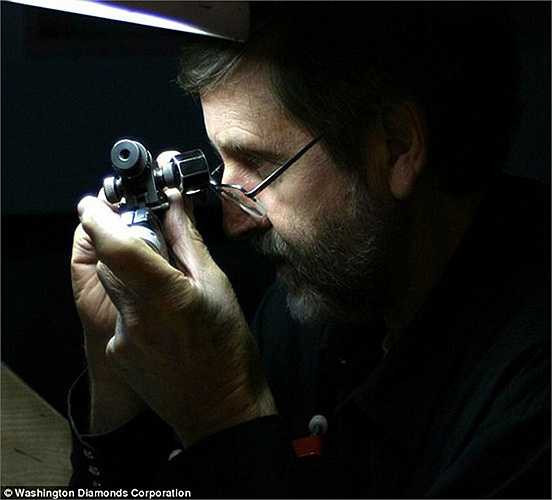 Một khi chúng đã được cắt và đánh bóng, kim cương tổng hợp nhìn trực quan rất giống với kim cương tự nhiên.