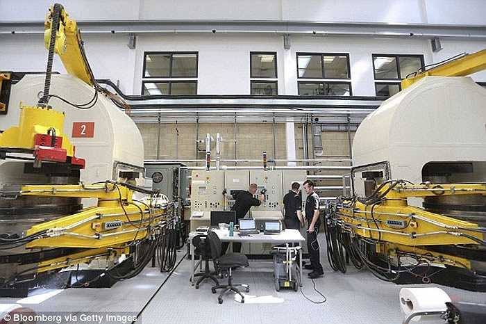 Hình ảnh phòng thí nghiệm sản xuất kim cương nhân tạo ở Didcot, Anh.