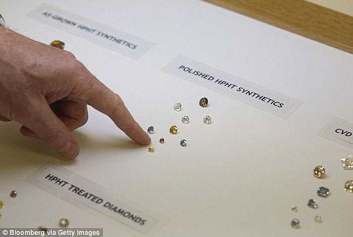 Những viên kim cương nhân tạo đầu tiên đã được tạo ra từ năm 1950.