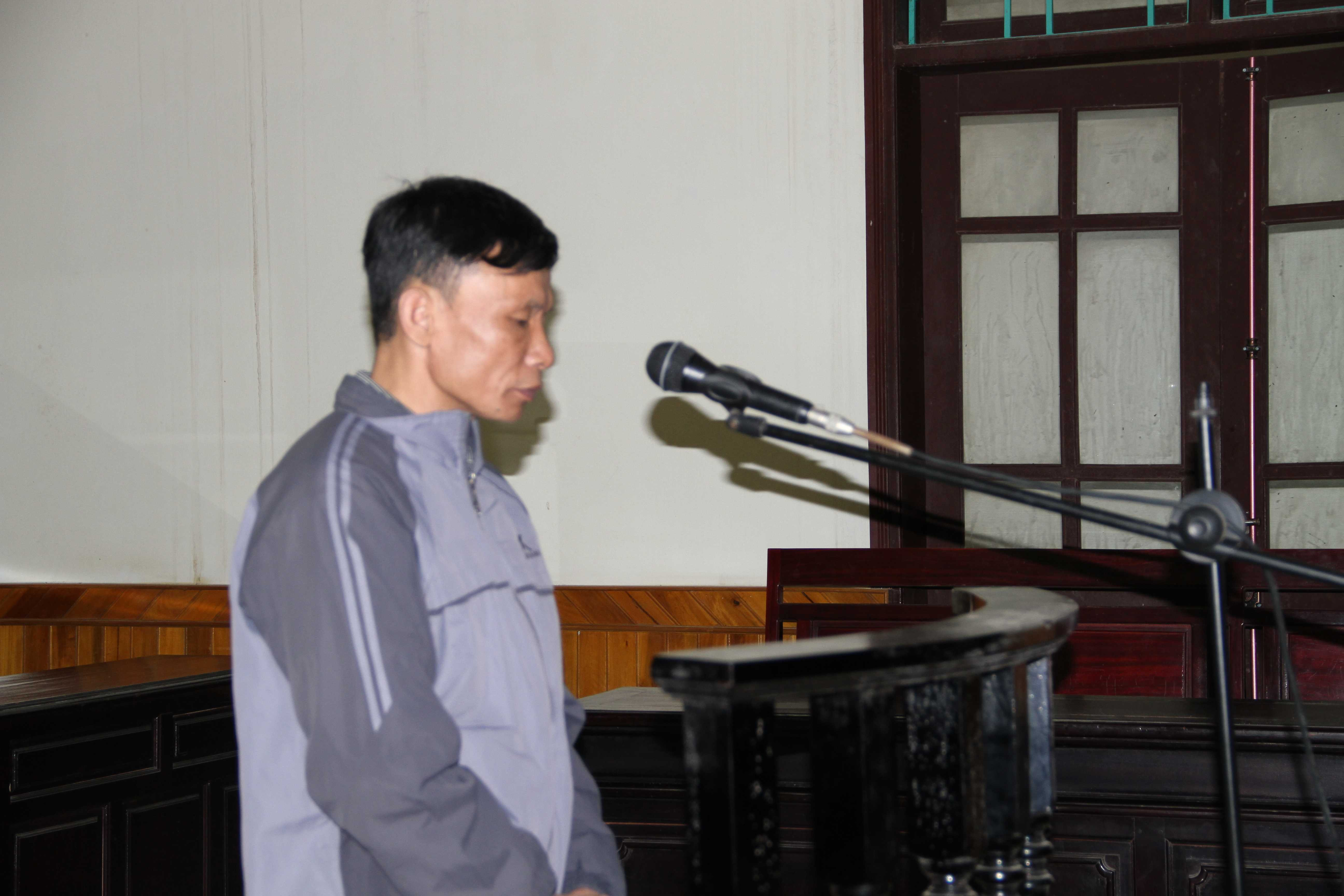 Cán bộ huyện rởm Nguyễn Danh Thu tại phiên tòa.