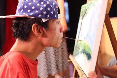 Chuyện đời chàng trai nhiễm chất độc da cam vẽ tranh bằng miệng được đề cử Oscar