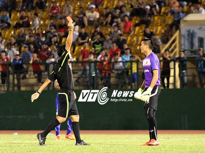 Phí Minh Long nhận thẻ đỏ rời sân (ảnh: H.T)