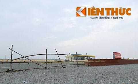 Người dân địa phương phản ánh, bến xe xây xong rồi bỏ hoang. Gia súc được người dân lùa vào bên trong bến xe để chăn thả gây mất mĩ quan đô thị.