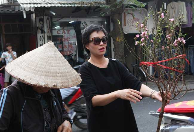 Việc chọn hay trả giá cho một cành đào rất nhanh chóng, bởi số lượng đào bán không có nhiều. Giá một cành đào trung bình khoảng 200.000 - 250.000 đồng/cành.