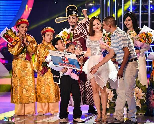 Đêm Gala chung kết Gương mặt thân quen nhí diễn ra tối 26/12. Sau 4 tiết mục dự thi và những phần trình diễn của khách mời, top 4 hồi hộp lắng nghe kết quả từ MC Đại Nghĩa. Ở giải thưởng phụ đầu tiên, Minh Khang - Lan Phương đoạt giải Cặp đôi thí sinh nỗ lực nhiều nhất với phần thưởng một suất học bổng 30 triệu đồng. Đây được xem là món quà an ủi cho 2 cô trò khi họ luôn đứng cuối bảng. ￼