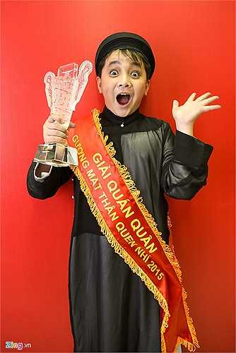 ￼ Niềm vui sướng của Hoàng Quân khi cầm cúp chiến thắng. HLV Khương Ngọc ra về trước vì không thoải mái trước sự quan tâm của báo chí dành cho anh.