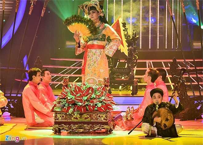 ￼ Trước đó, trong tiết mục dự thi, Hoàng Quân - Khương Ngọc hóa thân thành nghệ nhân dân gian Trọng Quỳnh với Hát văn chầu bát. Giọng hát của bé Ben trầm khàn, nhiều chỗ bị hụt hơi nhưng ban giám khảo vẫn đánh giá cao sự nỗ lực của cậu bé khi chỉ có 5 ngày để tập đàn và hát.