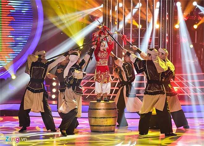 Bảo Ngọc - Phan Ngọc Luân chọn phiên bản nghệ sĩ Bạch Long trong trích đoạn cải lương Trần Quốc Toản ra quân để thể hiện. Khí thế hào hùng, tinh thần dân tộc được 'thiên thần nhí' bộc lộ rõ nét qua diễn xuất.