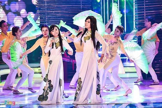 ￼ Phương Mỹ Chi - Nam Cường hóa thành Phi Nhung trong liên khúc Bạc Liêu hoài cổ - Ngợi ca quê hương. Mỹ Linh chưa hài lòng bởi tiết mục thuộc về sở trường của 'chị Bảy', dù hay nhưng lại thiếu bùng nổ. Hồng Vân và Hoài Linh cũng có chung ý kiến.