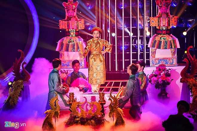 ￼ Gia Quý - Khánh Ngọc kết thúc phần thi bằng tiết mục Ông Hoàng Mười trong hình ảnh nghệ nhân Thanh Long. Mỹ Linh cho rằng giọng ca nhí rất nỗ lực nhưng chưa toát lên thần thái của nhân vật. (Nguồn: Zing)