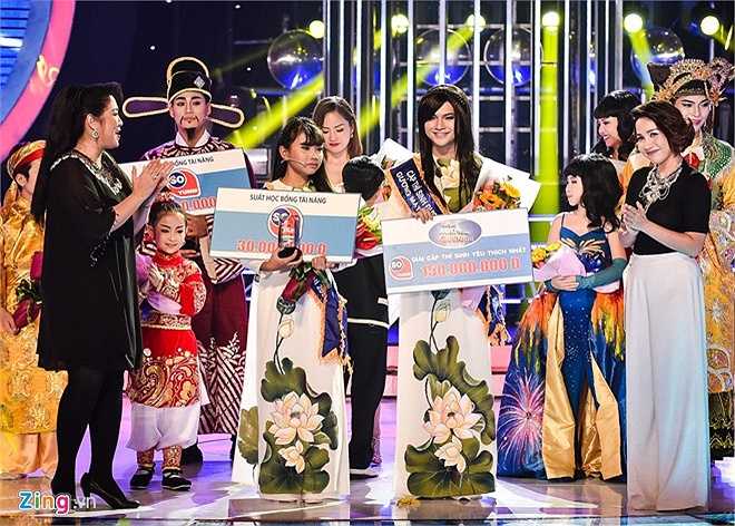 Tuy nhiên, Phương Mỹ Chi chưa kịp vui mừng thì MC Đại Nghĩa công bố cô bé về vị trí cuối cùng trong top 4. Trước đó, 'chị Bảy' cũng không được vui khi tiết mục dự thi không được ban giám khảo đánh giá cao.