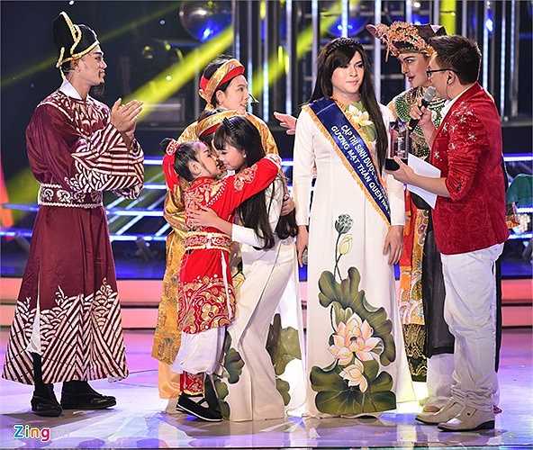 Cô chị cả của cuộc thi không tránh khỏi thất vọng nhưng ngay sau đó, khi nhận được cái ôm của 'công chúa út', giọng ca Quê em mùa nước lũ nhanh chóng lấy lại tinh thần.