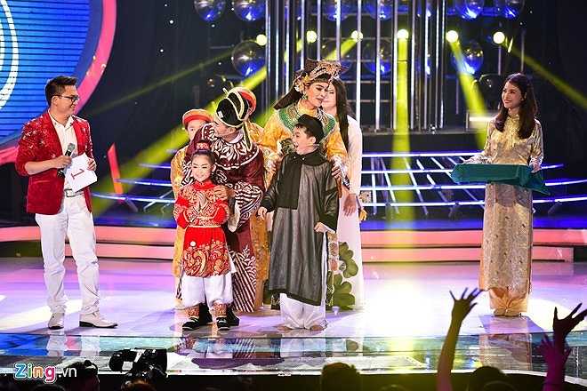 ￼ Nhưng con nuôi Hoài Linh lại nhận được điểm số cao nhất. Cậu bé vượt qua đối thủ nặng ký để trở thành quán quân mùa 2 với giải thưởng 700 triệu đồng cùng suất học bổng 50 triệu. Trong đó, 500 triệu được dùng vào công tác từ thiện.