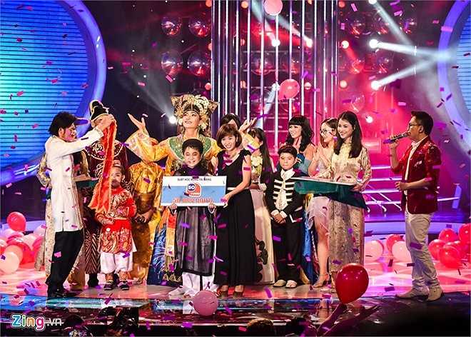 Hoài Linh lên trao giải cho tân quán quân. Nam giám khảo chia sẻ, đôi khi anh áp lực vì báo chí thường đề cập đến mối quan hệ cha - con giữa anh và bé Ben nhưng cậu bé đã chứng minh năng lực của bản thân, điều này giúp anh dần thoải mái hơn.