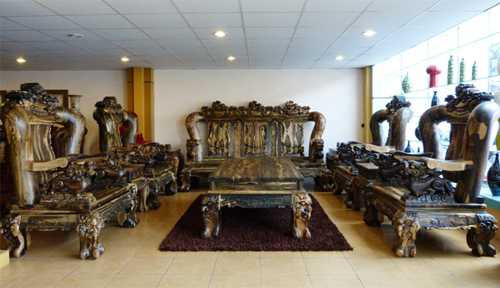 Bộ ghế được chế tác cầu kỳ, tinh xảo