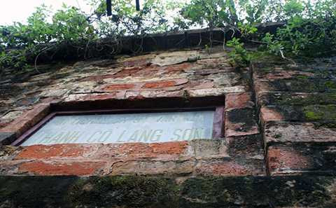 Trên đỉnh tường thành gạch được xây chìa ra hai bên, mỗi bên 0,1 m tạo thành mái bảo vệ tường thành bền vững. Trên đỉnh tường thành gạch được xây chìa ra hai bên, mỗi bên 0,1 m tạo thành mái bảo vệ tường thành bền vững.