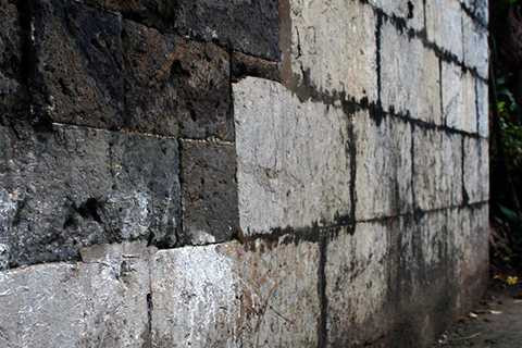 Móng và chân thành được xây bằng đá vôi màu xanh, các phiến đá được gọt vuông thành sắc cạnh. Móng và chân thành được xây bằng đá vôi màu xanh, các phiến đá được gọt vuông thành sắc cạnh.