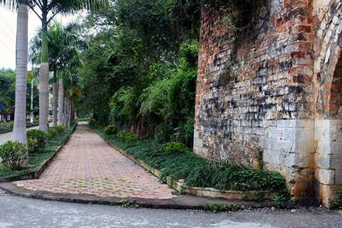 Tường thành phía Nam vẫn còn giữ được dáng cổ, cây cối mọc trùm lên. Tường thành phía Nam vẫn còn giữ được dáng cổ, cây cối mọc trùm lên.