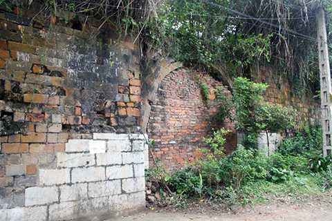 Cổng phía Tây đã được xây bít lại. Hiện nay tường thành bao bọc một số cơ quan như Tỉnh ủy, Bộ đội Biên phòng, Bộ chỉ huy Quân sự tỉnh. Cổng phía Tây đã được xây bít lại. Hiện nay tường thành bao bọc một số cơ quan như Tỉnh ủy, Bộ đội Biên phòng, Bộ chỉ huy Quân sự tỉnh.