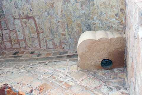 Vết tích của cổng thành cho thấy, bản lề được tạo bởi một lỗ ở dưới chân và bên trên đục vào phiến đá lớn, có hoa văn làn mây công phu. Vết tích của cổng thành cho thấy, bản lề được tạo bởi một lỗ ở dưới chân và bên trên đục vào phiến đá lớn, có hoa văn làn mây công phu.