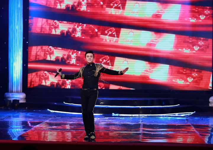 Hát trong chương trình "Nữ hoàng trang sức", ca sĩ Phan Anh biểu diễn những ca khúc sôi động, tôn vinh nhan sắc của các cô gái đẹp dự thi.