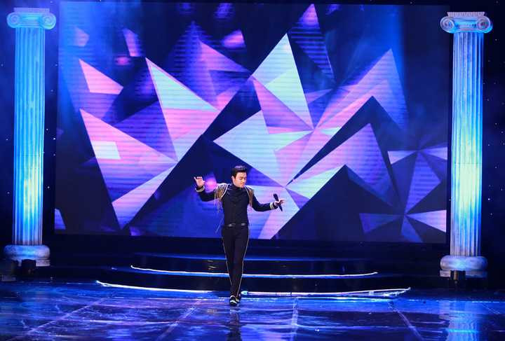 Hát trong chương trình "Nữ hoàng trang sức", ca sĩ Phan Anh biểu diễn những ca khúc sôi động, tôn vinh nhan sắc của các cô gái đẹp dự thi.