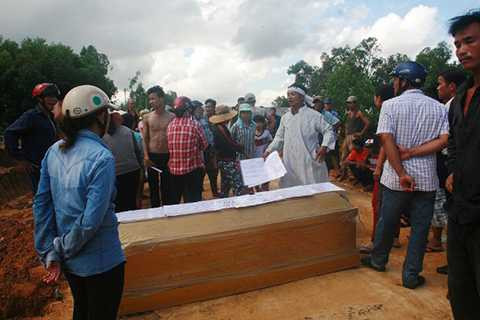 Người dân mang quan tài lên cao tốc đòi tiền đền bù Người dân mang quan tài lên cao tốc đòi tiền đền bù