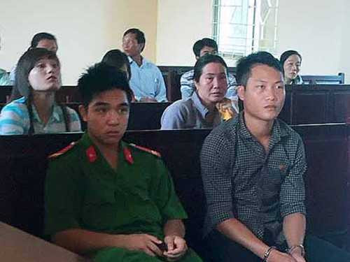 Bị cáo Nguyễn Tấn Nhiệm (phải) tại phiên tòa xét xử sơ thẩm - Ảnh: Trần Thanh Phong 