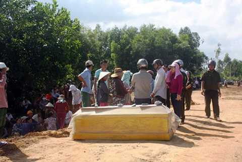 Quảng Nam, Khởi tố, bắt tạm giam, cán bộ, ăn chặn, tiền đền bù của dân, đường cao tốc, Đà Nẵng-Quảng Ngãi, mang quan tài