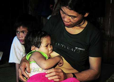 Cặp vợ chồng, khắc khổ, 13 đứa con, sống biệt lập, trong rừng, Quảng Ngãi