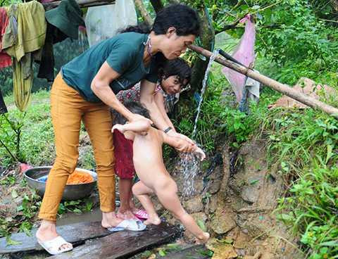 Cặp vợ chồng, khắc khổ, 13 đứa con, sống biệt lập, trong rừng, Quảng Ngãi