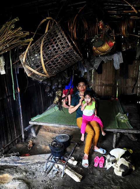 Cặp vợ chồng, khắc khổ, 13 đứa con, sống biệt lập, trong rừng, Quảng Ngãi