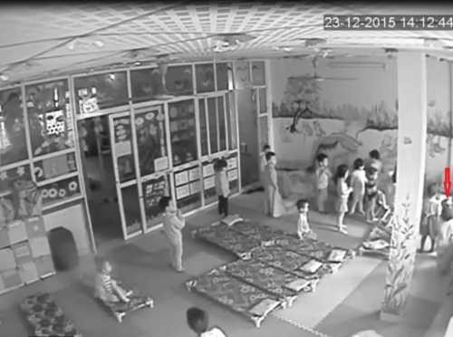 Thậm chí cô giáo còn dúi đầu cậu bé tè dầm ra quần (ảnh cắt từ clip)