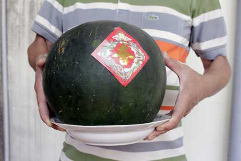 Chưng bàn thờ gần 1 năm, trái dưa hấu, vẫn tươi rói, hoa quả, tẩm hóa chất