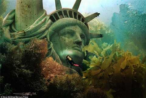 Phần đầu của bức tượng Nữ thần Tự Do ngập chìm trong nước
