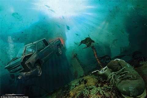 Tượng Chúa cứu thế ở Rio de Janeiro (Brasil) dưới làn nước xanh thẳm