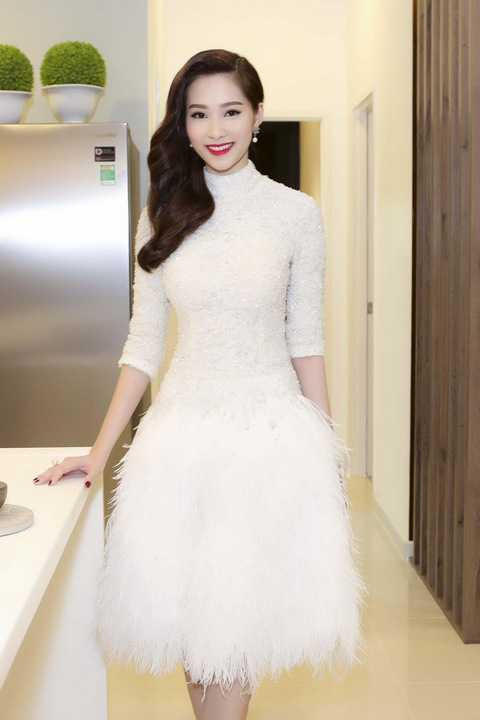 Ngoài ngoại hình long lanh, nụ cười rạng rỡ và sự thân thiện của cô luôn là yếu tố ghi điểm để hút mọi ánh nhìn.