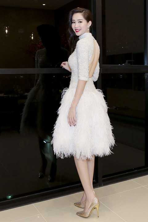 Ngoài ngoại hình long lanh, nụ cười rạng rỡ và sự thân thiện của cô luôn là yếu tố ghi điểm để hút mọi ánh nhìn.