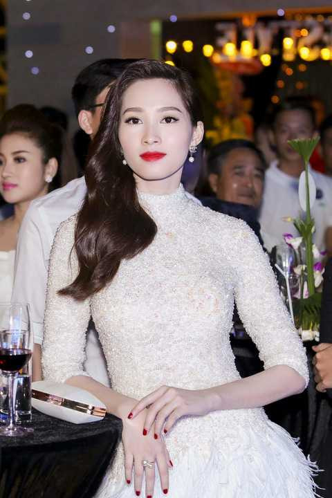 Ngoài ngoại hình long lanh, nụ cười rạng rỡ và sự thân thiện của cô luôn là yếu tố ghi điểm để hút mọi ánh nhìn.