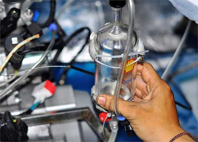 Nguyễn Thành Trung, sinh viên năm 4, ngành Cơ điện (Khoa Cơ điện-điện tử, Đại học Lạc Hồng) cho biết: 'Các bộ phận của xe được lắp ráp từ những vật liệu tái chế và các bộ phận của nhiều loại xe máy. Phần lốc máy, đầu nòng là của Honda Cub 81, hộp số và bộ phận truyền động của xe Wave, bánh của Exciter... Tất cả bộ phận đó được nhóm chế lại cho phù hợp, đảm bảo hoạt động tốt, tiết kiệm nhiên liệu'.