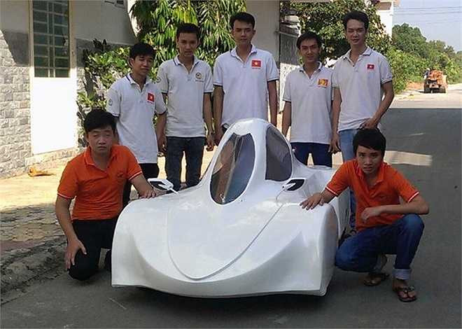 Nhóm sinh viên bên chiếc xe mới hoàn thành. Tiến sĩ Lâm Thành Hiển - Phó hiệu trưởng trường Đại học Lạc Hồng cho biết: 'Để đưa sản phẩm của các em ứng dụng vào cuộc sống còn rất nhiều vấn đề. Trước mắt, nhà trường tạo điều kiện và hỗ trợ vật chất, động viên tinh thần để sinh viên có thể phát huy khả năng sáng tạo. Những chiếc xe mà các em làm ra đều được đánh giá cao'. 