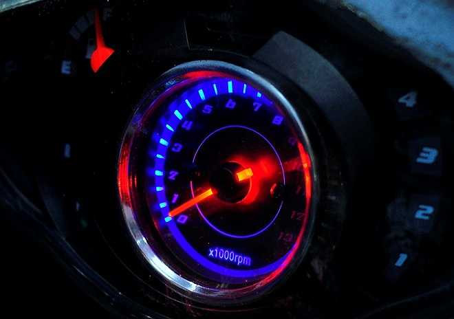 Xe được lắp bộ đồng hồ thể hiện các thông số vận tốc, nhiên liệu, hộp số... trong buồng lái để tài xế theo dõi. Nhóm lên ý tưởng và bắt đầu chế tạo từ đầu tháng 6. Sau gần nửa năm, chiếc xe hoàn chỉnh và vận hành tốt.