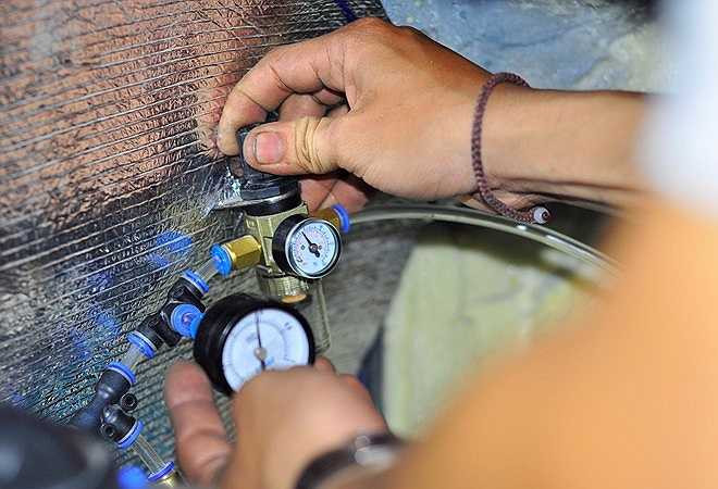 Trong buồng máy của chiếc xe có hệ thống đồng hồ đo áp suất khí. 