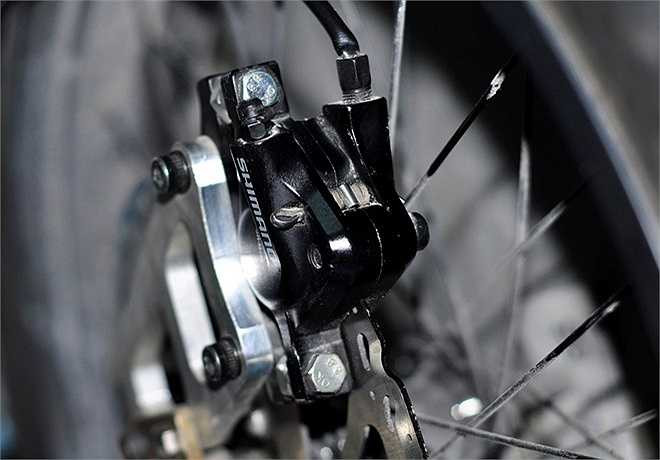 Bốn bánh xe được lắp ráp 4 cụm phanh dầu. 