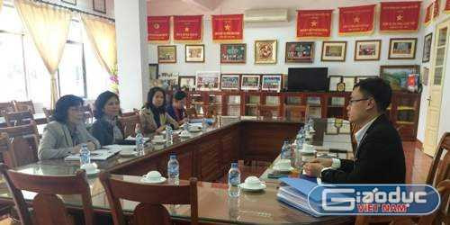 Buổi làm việc giữa đại diện Trường tiểu học Đoàn Thị Điểm với phóng viên Báo điện tử Giáo dục Việt Nam. Ảnh: Phan Thiên