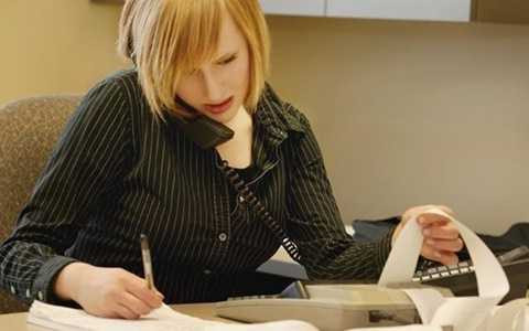 Với nghề kế toán, bạn có thể nhận thêm việc về nhà làm vào thời gian buổi tối hoặc cuối tuần để kiếm thêm thu nhập, với mức lương trên 30.000 USD/năm. 