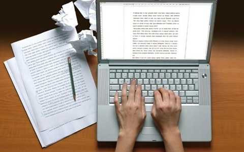 Nếu có khả năng viết lách hoặc ngoại ngữ, bạn có thể kiếm thêm bằng cách làm cộng tác viên cho các báo hoặc dịch tài liệu. Nghề này có thể mang lại nguồn thu đáng kể: gần 27.000 USD/năm.