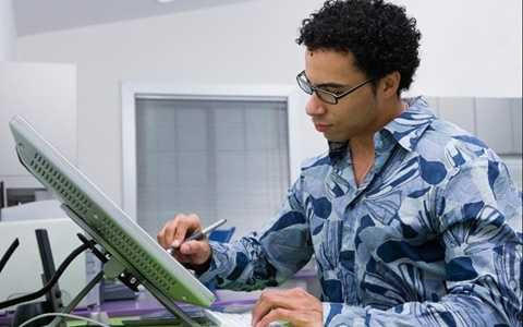 Thiết kế đồ họa là nghề có thể kiếm thêm việc làm bán thời gian dễ dàng với mức lương ổn định khoảng 21.000 USD. 