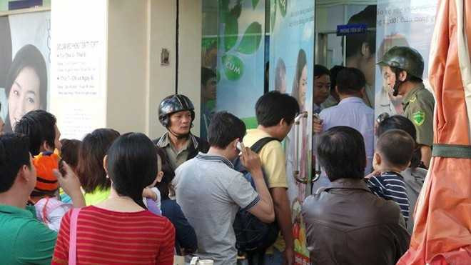  Đa số người đến xếp hàng chờ đợi là nam giới. Họ chờ nhận số thứ tự sau đó sẽ gọi người nhà đưa trẻ đến sau. Do chờ đợi nhiều giờ xuyên đêm, nhiều người tỏ ra rất mệt mỏi. 