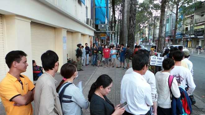  Đa số người đến xếp hàng chờ đợi là nam giới. Họ chờ nhận số thứ tự sau đó sẽ gọi người nhà đưa trẻ đến sau. Do chờ đợi nhiều giờ xuyên đêm, nhiều người tỏ ra rất mệt mỏi. 